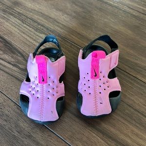 Baby girl’s Nike sandals
